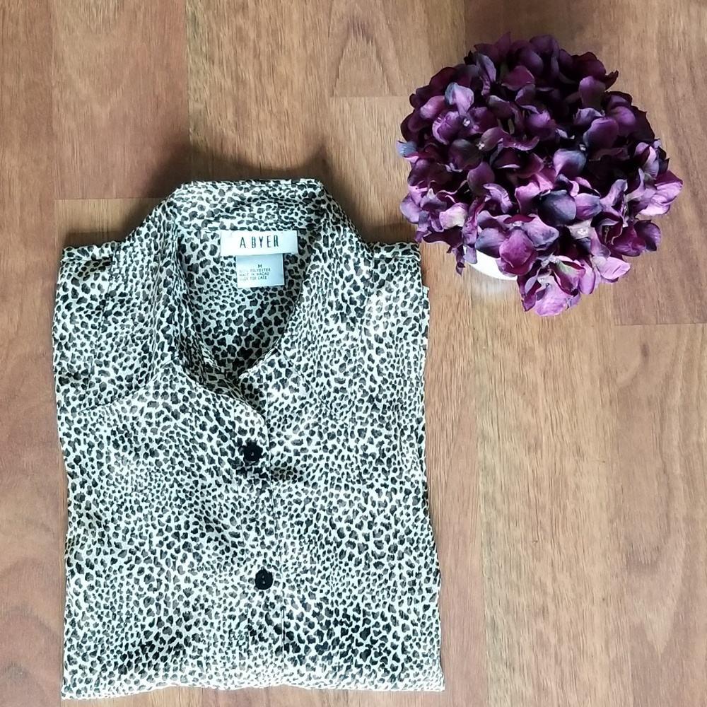 ✔SOLD✔ Leopard print button up blouse